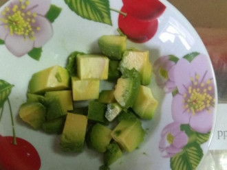 Шаг 2: Вымойте авокадо и разрежьте на кубики половину мякоти.
