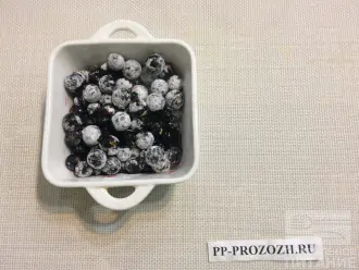 Шаг 2: Смешайте замороженные ягоды с половиной сиропа топинамбура и кукурузным крахмалом. Выложите в форму для запекания.