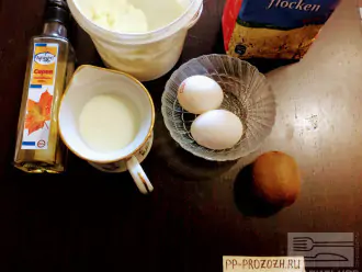 Шаг 1: Для приготовления данного десерта возьмите: овсяные хлопья, яйца, молоко, кленовый сироп,  киви, сметану.