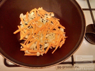 Шаг 3: Выложите овощи в сотейник, добавьте оливковое масло и слегка обжарьте.