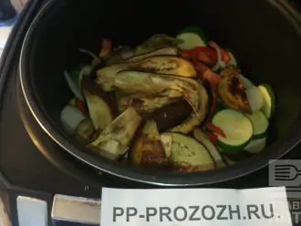 Шаг 7: Добавьте к тушеным овощам баклажан. Продолжайте тушить еще 10-15 минут. Блюдо готово.