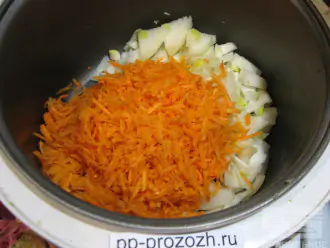 Шаг 3: Лук мелко нашинкуйте, морковь натрите на терке. Протушите овощи в мультиварке в течение 20 минут. Можно добавить немного растительного масла. 