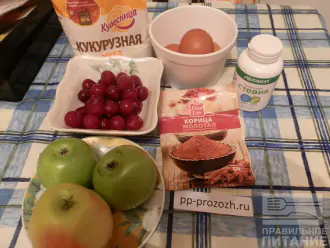 Шаг 1: Подготовьте ингредиенты: яйца, кукурузную муку, яблоки, вишню, корицу, ваниль, стевию.
