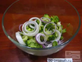 Шаг 4: Остудите брокколи и положите в салатник. Добавьте нарезанный лук.