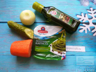 Шаг 1: Для салата подготовьте: морскую капусту маринованную (без добавок), огурец, морковь, лук и оливковое масло.