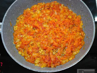 Шаг 2: Налейте в кастрюлю 1,5 литра воды. Высыпте в воду промытую фасоль. Варите до готовности. Снимайте пенку.
Лук мелко нарежьте. Обжарьте в небольшом количестве масла. Добавьте натертую морковь.
Помидоры очистите от шкурки, мелко нарежьте и добавьте к луку с морковью. Посолите и готовьте минут 7-8.