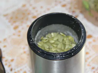 Шаг 2: Поместите семена тыквы в кофемолку и измельчите.