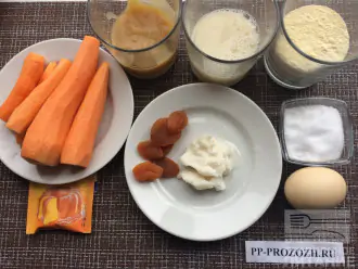 Шаг 1: Приготовьте ингредиенты. Промойте и очистите морковь. Промойте курагу.