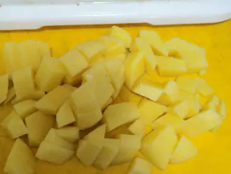 Шаг 3: Почистите картофель, нарежьте кубиками.