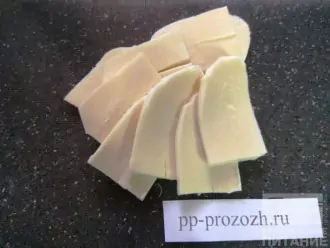 Шаг 2: Нарежьте сыр тонкими пластинками.