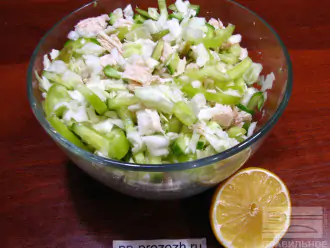 Шаг 7: Смешайте все ингредиенты в салатнике, перемешайте. Добавьте сок лимона и растительное масло. Салат готов.