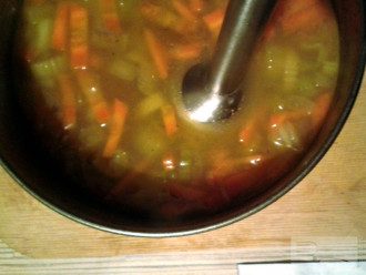 Шаг 5: Измельчите суп при помощи погружного блендера.