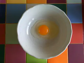 Шаг 2: Разбейте яйцо в глубокую миску.