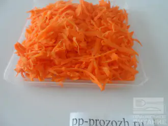 Шаг 5: Морковь натрите на терке.