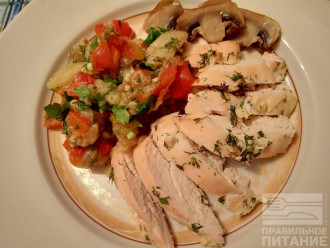 Шаг 11: Куриное филе нарежьте наискосок, рядом выложите соус из печеных овощей и грибы.