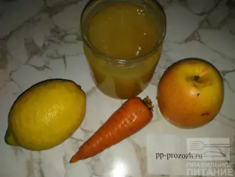 Шаг 1: Подготовьте необходимые продукты. Яблоко и морковь помойте и очистите от кожуры.