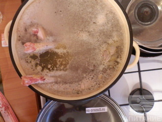 Шаг 2: Снимите кожу с курицы, кладите ее в кастрюлю и заливайте водой. Когда начнет закипать снимите, образовавщуюся пенку и добавьте лавровый лист, перец горошком, луковицу и морковь. Варите на медленном огне 4 часа.