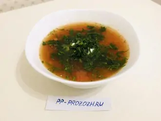 Шаг 8: Подайте суп со сметаной и зеленью. Приятного аппетита!