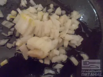 Шаг 4: Слегка обжарьте на сковороде с растительным маслом лук.