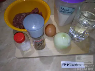 Шаг 1: Подготовьте необходимые продукты.
Для теста: муку, яйцо, воду и соль.
Для начинки: мясо, лук, соль и перец.
