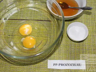Шаг 2: Два яйца взбейте в крепкую пену с солью и с половиной меда.