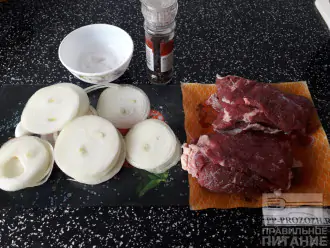 Шаг 1: Подготовьте все ингредиенты блюда: говядину, нарезанную пластами толщиной полсантиметра; лук кольцами; соль и смесь перцев.