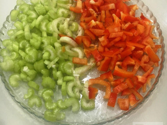 Шаг 2: Вымойте овощи. Нарежьте сельдерей и сладкий перец.