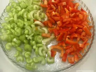 Шаг 2: Вымойте овощи. Нарежьте сельдерей и сладкий перец.