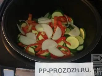 Шаг 6: Нарежьте перец и лук. Добавьте к тушеным овощам. Продолжайте тушить.
