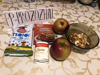 Шаг 1: Подготовьте яблоки, корицу, творог, стевию и орехи. 