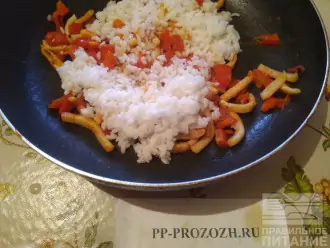 Шаг 7: После того как овощи обжарятся, добавьте рис и еще немного обжарьте.