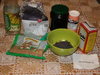 Шаг 1: Подготовьте ингредиенты: муку, мак, варенье, соду, масло.