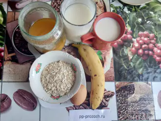 Шаг 1: Подготовьте ингредиенты для приготовления овсяноблина с бананом и йогуртом.
