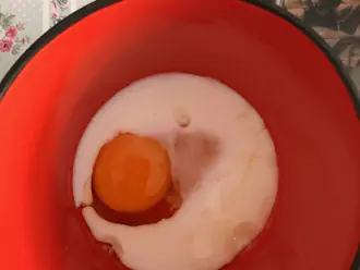 Шаг 2: Смешайте яйцо с молоком
