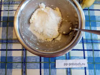 Шаг 4: Добавьте рисовую муку и кокосовую стружку (половину).