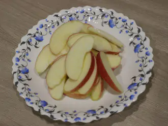 Шаг 6: Обработанные яблоки нарежьте дольками.