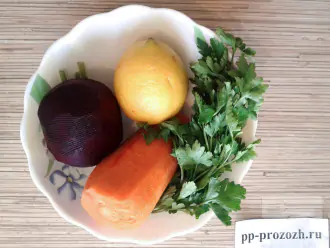 Шаг 1: Подготовьте ингредиенты для салата: свеклу, морковку, лимон и петрушку.