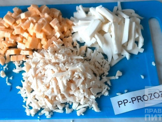 Шаг 3: Нарежьте каждый вид сыра разными кусочками, например, соломкой, кубиком или натрите на терке, как представлено на фото.