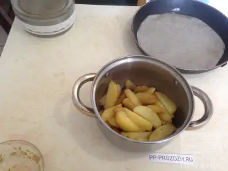 Шаг 5: Слейте с картофеля воду и вылейте на нее маринад. Слегка перемешайте, стараясь сохранить дольки целыми.