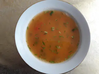 Шаг 5: Перед подачей суп-пюре из гороха можно посыпать зеленью.