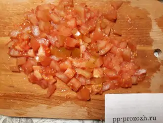 Шаг 6: Нарежьте помидор кубиком.
