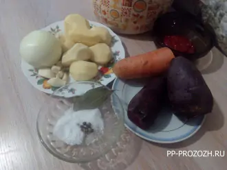 Шаг 1: Подготовьте ингредиенты для свекольника: бульон, свекольник, морковь, картофель, лук, чеснок, томатную пасту, соль и специи.