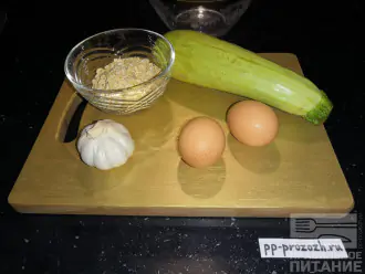 Шаг 1: Подготовьте ингредиенты: кабачок, овсяные хлопья, яйцо, чеснок, соль, перец черный молотый.