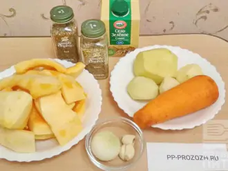Шаг 1: Подготовьте ингредиенты. Почистите тыкву, картофель, лук, чеснок и морковь.