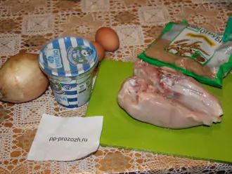 Шаг 1: Подготовьте ингредиенты: яйца, отруби, лук, промойте филе.