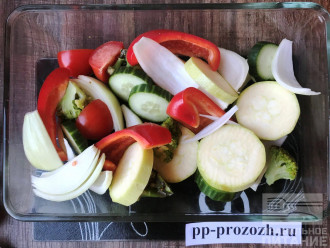 Шаг 4: Выложите все нарезанные овощи в форму.