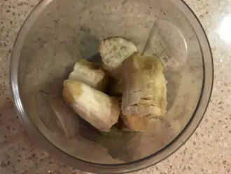Шаг 2: Положите в стакан от блендера половину авокадо и кусочки банана. 