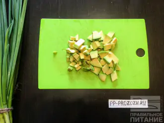 Шаг 3: Авокадо очистите от кожуры и мелко нарежьте.