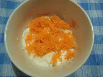 Шаг 4: Добавьте к творогу тертую на мелкой терке морковь.