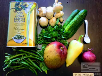 Шаг 1: Для приготовления салата возьмите: манго, огурец свежий, лук красный, перец болгарский, шампиньоны или вешенки, спаржевую фасоль, зелень, соль, оливковое масло.